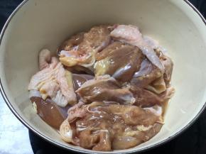 放葱姜料酒，腌一腌抓一抓