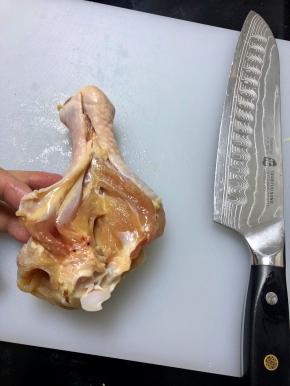 竖着划一刀，沿着骨头慢慢把骨头分离出来