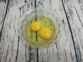 鸡蛋打入碗中