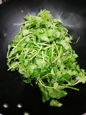 炒锅里加入适量的油烧热后，把益母草放入锅中煸炒到变色