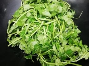 炒锅里加入适量的油烧热后，把益母草放入锅中煸炒到变色
