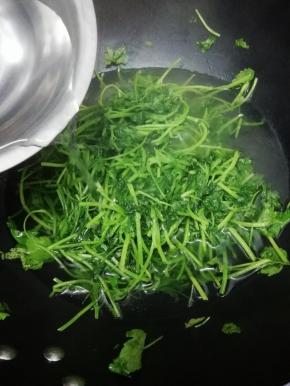  然后加入适量的水大火烧开