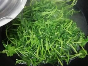  然后加入适量的水大火烧开