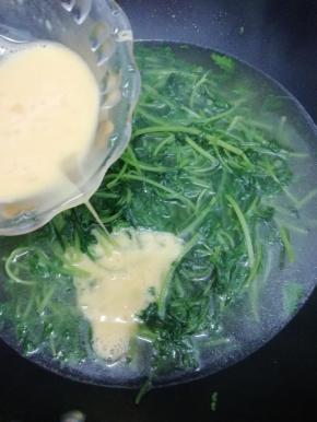 先调成中火，再把打散的鸡蛋液倒入锅中烧开