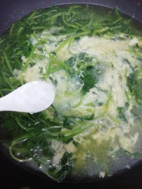 在加入少许的盐搅拌均匀，即可关火出锅