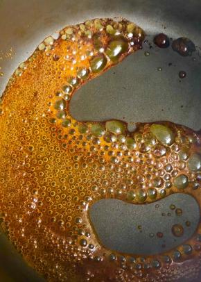 熬至金黄色，转小火