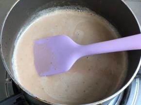 加入牛奶，小火熬至开锅
