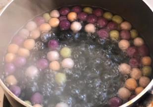 水开后放入芋圆，3分钟左右，飘上来，基本就熟了