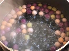 水开后放入芋圆，3分钟左右，飘上来，基本就熟了