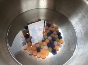 捞出立刻放入冰水中，这样能够使芋圆更加Q弹