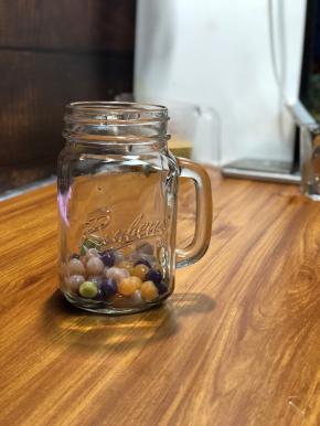 把芋圆放入喜欢的杯子中