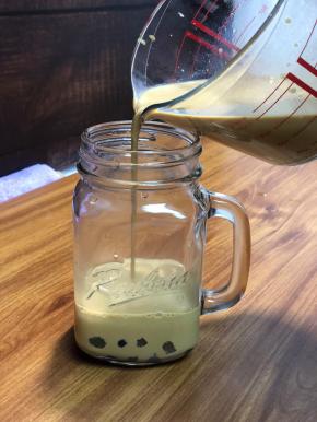 倒入奶茶，距离瓶口一部分