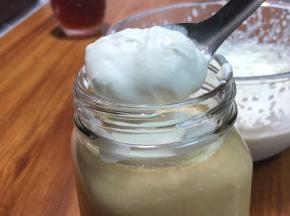 用勺子挖几勺奶盖