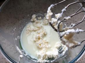 软化的奶油奶酪室温软化后打发30秒打至顺滑，加入牛奶