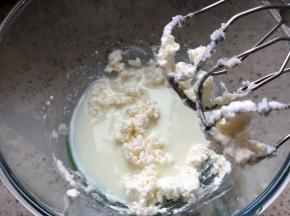 软化的奶油奶酪室温软化后打发30秒打至顺滑，加入牛奶