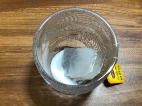 杯中放两包茶，10克糖，开水冲泡