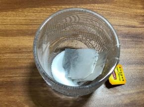 杯中放两包茶，10克糖，开水冲泡