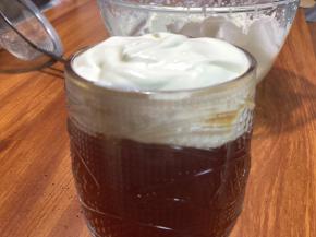 去掉茶叶包，用勺子挖几勺奶盖放在上面