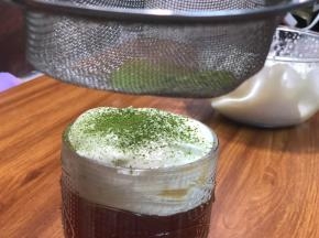 抖一些抹茶粉
