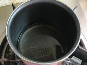 鸡蛋蛋白蛋黄分开，蛋白的盆子无水无油，准备一个小锅子，把玉米油放入锅中小火加热至有小气泡。