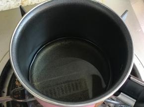 鸡蛋蛋白蛋黄分开，蛋白的盆子无水无油，准备一个小锅子，把玉米油放入锅中小火加热至有小气泡。