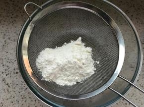 油倒入盆中，过筛面粉