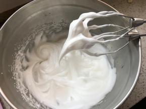 蛋白分3次加糖打至湿性发泡