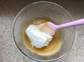 取三分之一蛋白加入蛋黄糊中翻拌均匀
