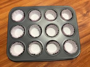 马芬模具放好纸杯