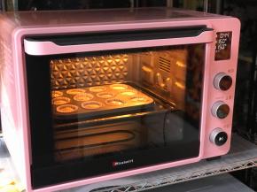 预热到位把马芬模具放入烤盘中，烤盘中放少于凉水，把烤盘放入烤箱烘烤20-25分钟，取决于你的马芬蛋糕有多大，如图很小的20分钟就够了，注意观看上色噢！