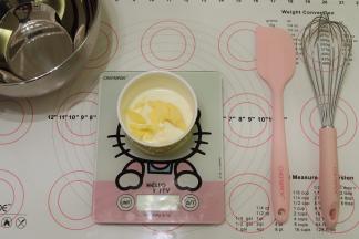 牛奶和黄油一起称好