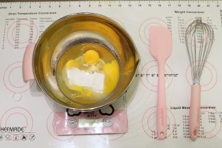 全蛋和细砂糖一起放入干净的打蛋盆内