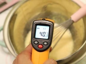 隔水加热至蛋液40度后离火，一边加热一边搅拌