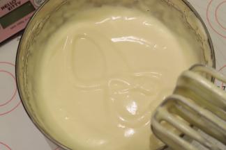 电动打蛋器高速打发蛋液，滴落的蛋液呈现“8”字不易消失