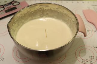 电动打蛋器转低速整理气泡，时间大概4分钟。插入牙签，缓慢倾斜倒下即可