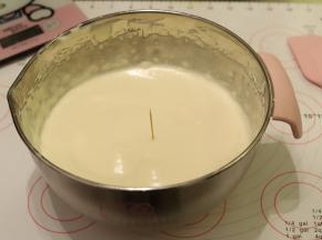 电动打蛋器转低速整理气泡，时间大概4分钟。插入牙签，缓慢倾斜倒下即可
