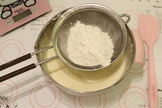 筛入低筋面粉，上下翻拌至无干粉