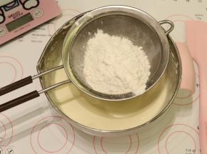 筛入低筋面粉，上下翻拌至无干粉