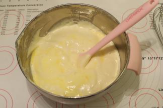 牛奶黄油隔水融化，保持40度左右，隔刮刀倒入蛋液内