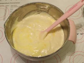 牛奶黄油隔水融化，保持40度左右，隔刮刀倒入蛋液内