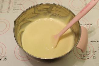 同样翻拌的手法混合蛋糕糊，搅拌次数不少于90下，最后面糊呈现细腻光滑的丝绸状