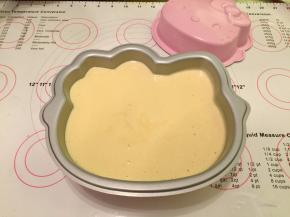 将蛋糕糊从20里面处倒入KT八寸模具内，轻震去气泡