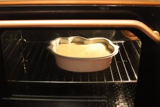 烤箱预热160度，上下火中下层，35度左右（我的烤箱是卡士750A，温度几乎零温差，但因个人的烤箱不同，我的时间温度只能参考）