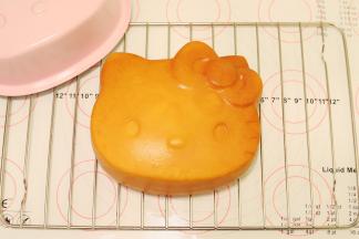 出炉倒扣脱模，晾架上放凉