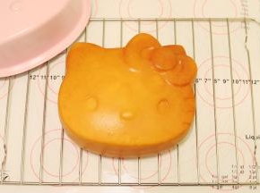 出炉倒扣脱模，晾架上放凉
