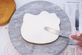 淡奶油加入细砂糖，打发至六七层，涂抹在蛋糕片上