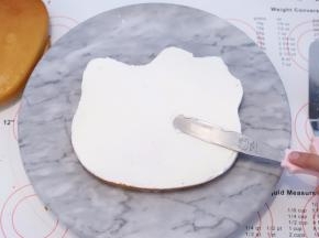淡奶油加入细砂糖，打发至六七层，涂抹在蛋糕片上