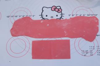 再去少许甘佩斯加红色，调成粉色甘佩斯，擀平切片