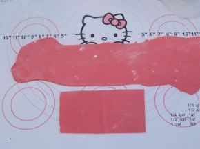 再去少许甘佩斯加红色，调成粉色甘佩斯，擀平切片
