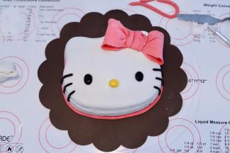 做好蝴蝶结和围边，黄色甘佩斯做鼻子